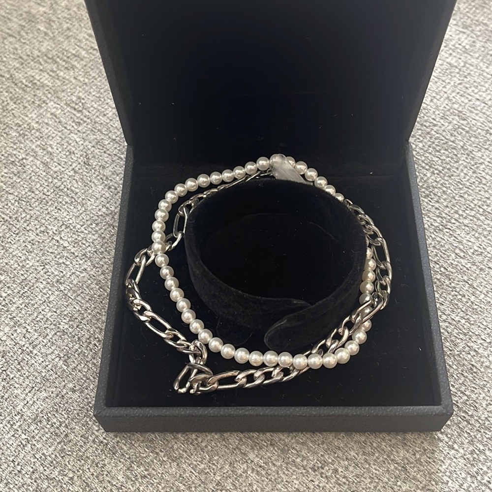 Broken Kollar chain half pearl